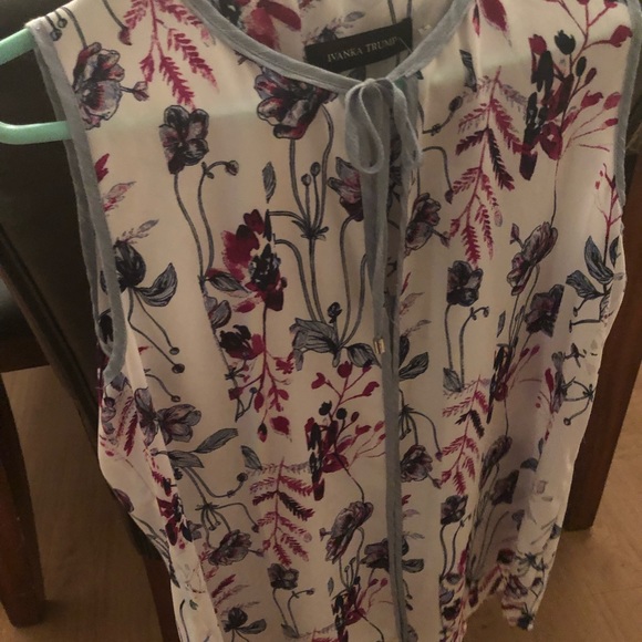 Tops - Floral sleeveless blouse.